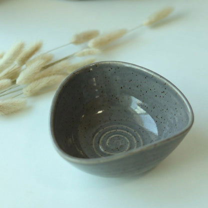 Bowl Encontro Triângulo em cerâmica artesanal — tamanho 10cm x 5cm, argila Flocos, esmalte Grafite