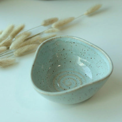 Bowl Encontro Triângulo em cerâmica artesanal — tamanho 10cm x 5cm, argila Flocos, esmalte Jujuba