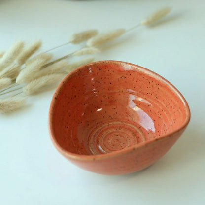 Bowl Encontro Triângulo em cerâmica artesanal — tamanho 10cm x 5cm, argila Flocos, esmalte Laranja Intenso
