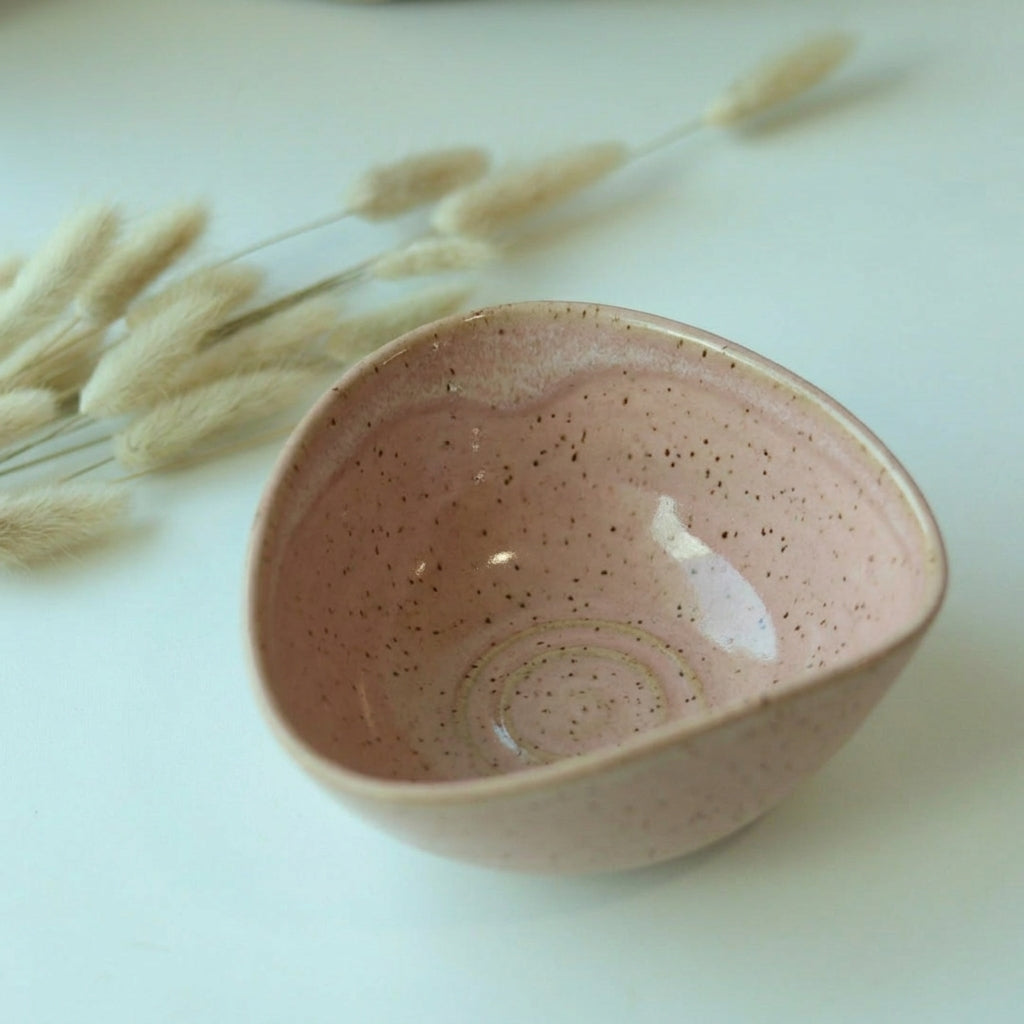 Bowl Encontro Triângulo em cerâmica artesanal — tamanho 10cm x 5cm, argila Flocos, esmalte Nude