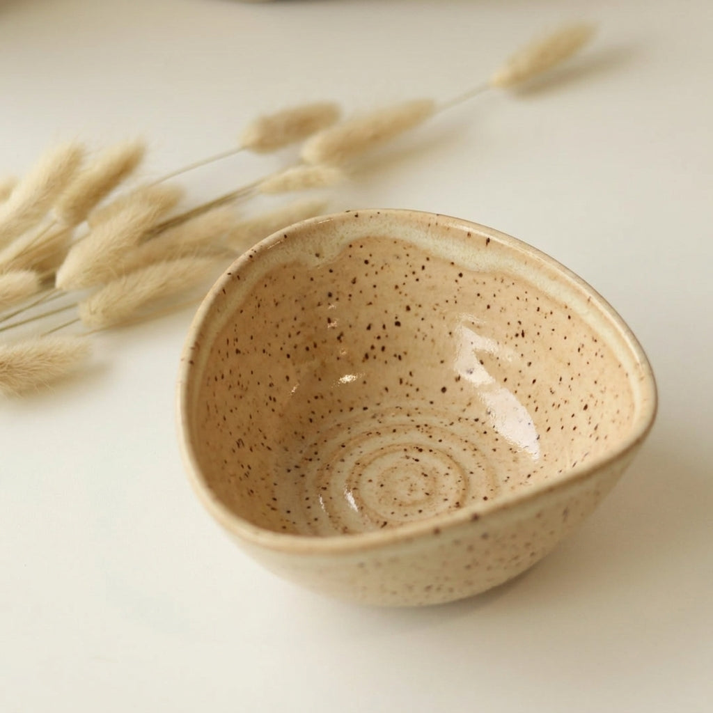 Bowl Encontro Triângulo em cerâmica artesanal — tamanho 10cm x 5cm, argila Flocos, esmalte Pedra Sabão