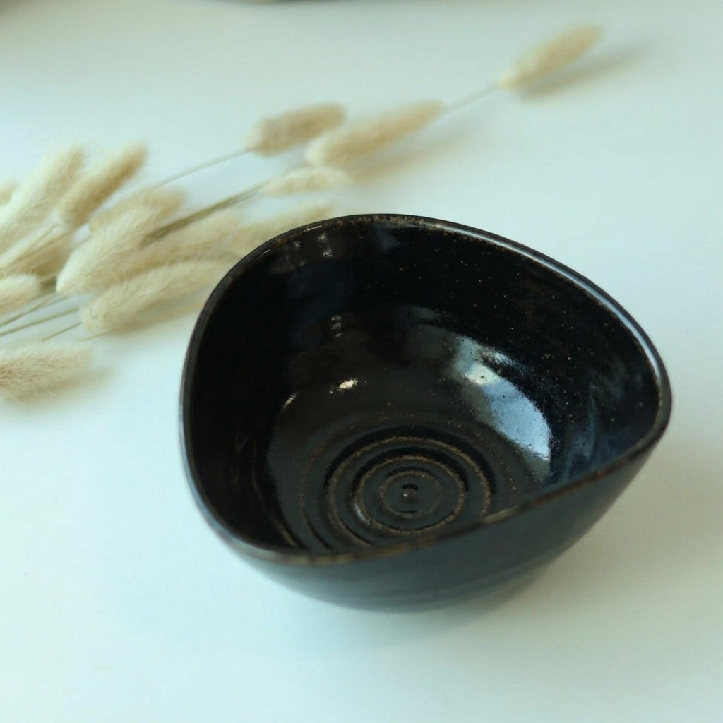 Bowl Encontro Triângulo em cerâmica artesanal — tamanho 10cm x 5cm, argila Flocos, esmalte Preto Ébano