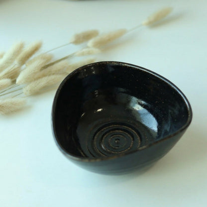Bowl Encontro Triângulo em cerâmica artesanal — tamanho 10cm x 5cm, argila Flocos, esmalte Preto Ébano