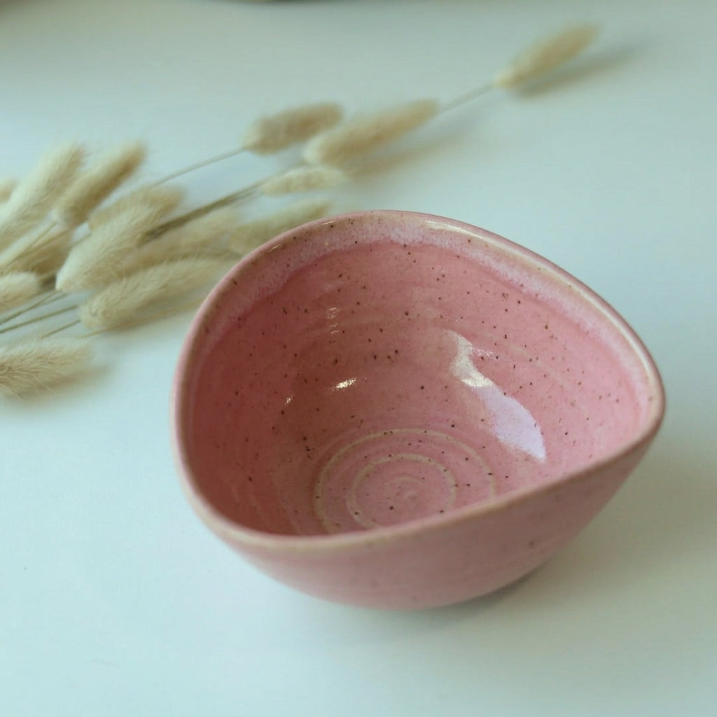 Bowl Encontro Triângulo em cerâmica artesanal — tamanho 10cm x 5cm, argila Flocos, esmalte Rosa Barbie
