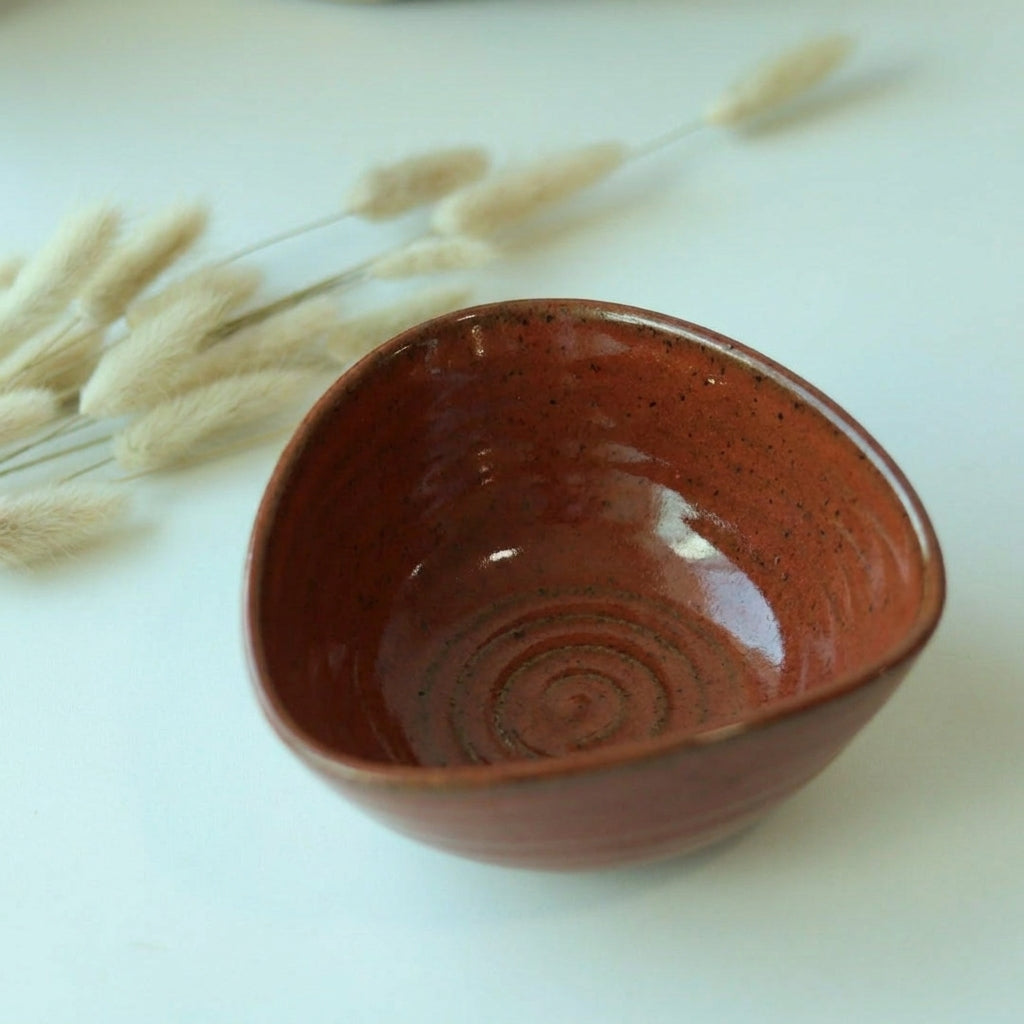 Bowl Encontro Triângulo em cerâmica artesanal — tamanho 10cm x 5cm, argila Flocos, esmalte Sol de Terracota