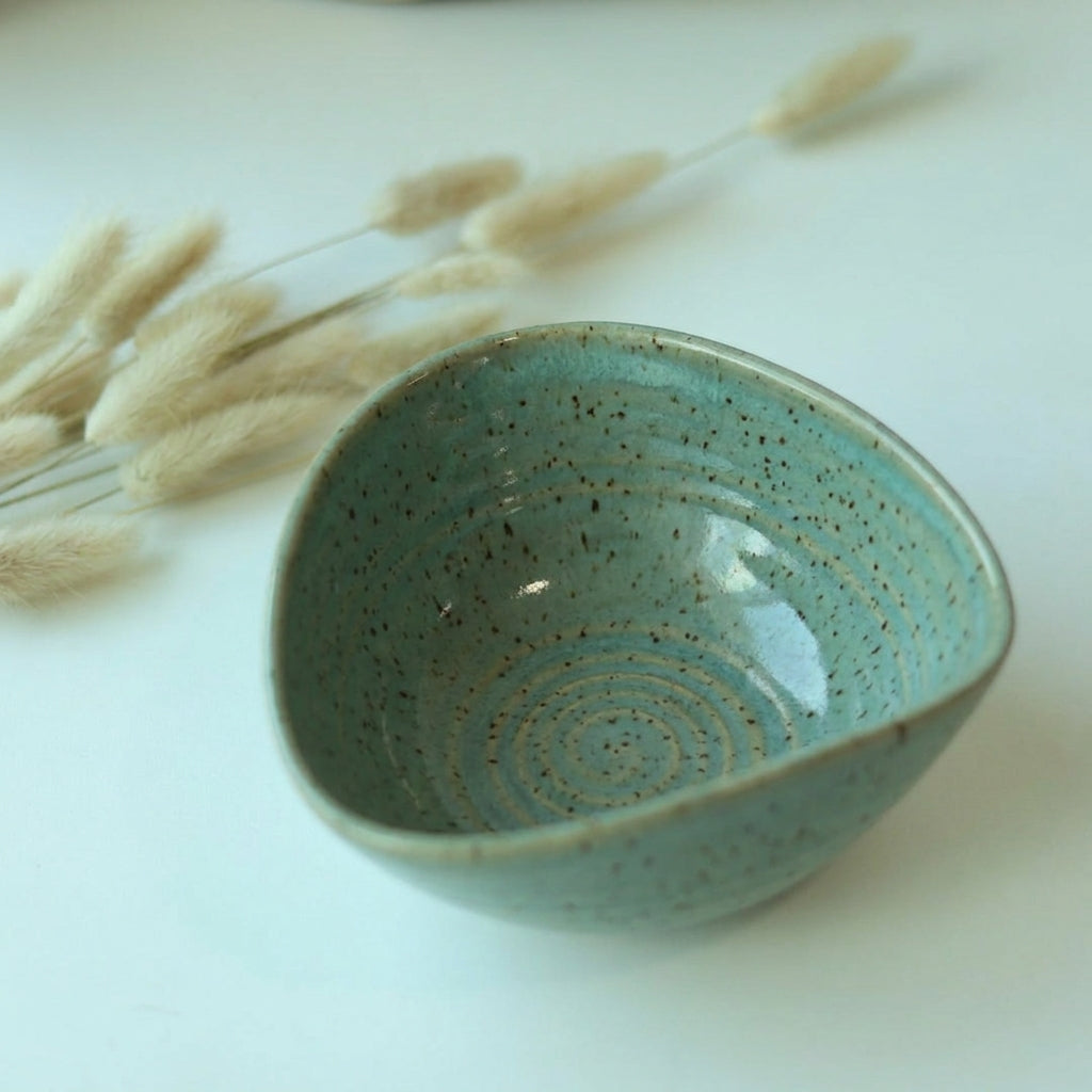 Bowl Encontro Triângulo em cerâmica artesanal — tamanho 10cm x 5cm, argila Flocos, esmalte Verde Exército