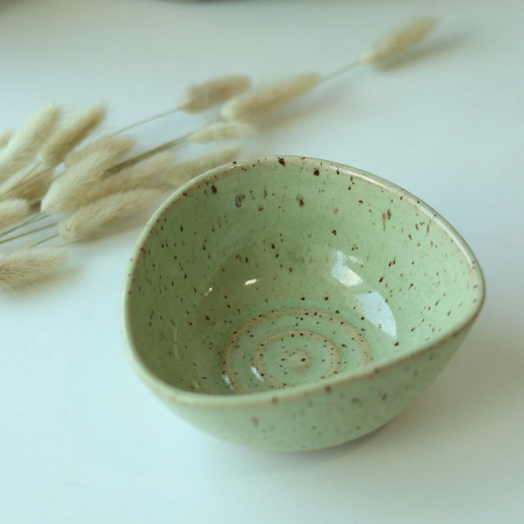 Bowl Encontro Triângulo em cerâmica artesanal — tamanho 10cm x 5cm, argila Flocos, esmalte Verde Menta