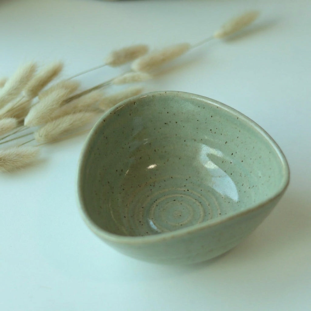 Bowl Encontro Triângulo em cerâmica artesanal — tamanho 10cm x 5cm, argila Flocos, esmalte Verde Pompeia