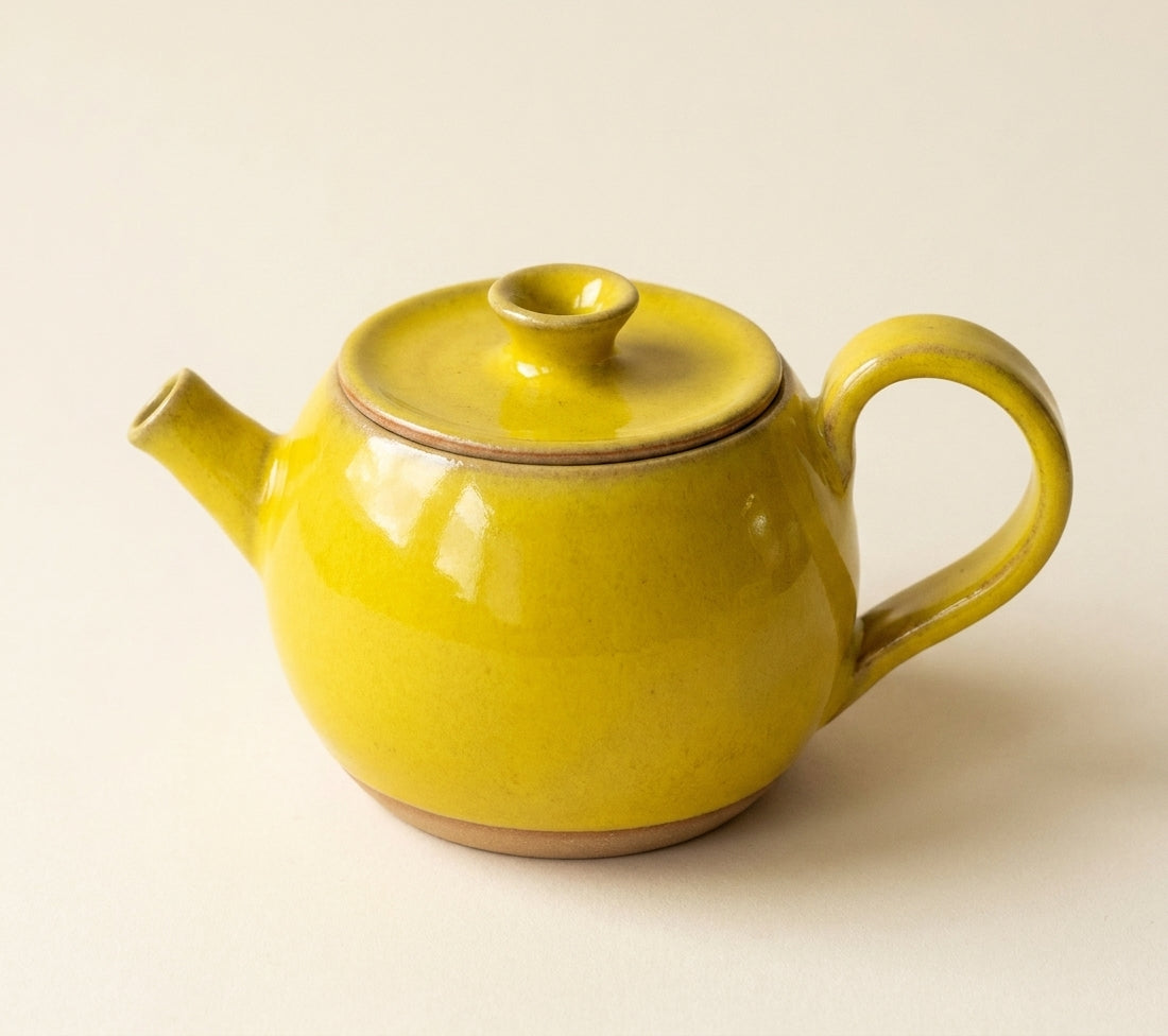 Bule Esfera em cerâmica artesanal — argila Cappuccino, esmalte Amarelo Intenso