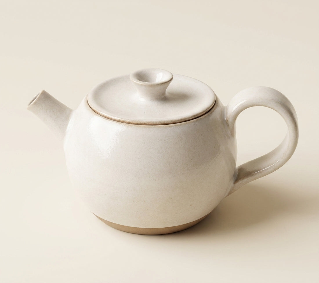 Bule Esfera em cerâmica artesanal — argila Cappuccino, esmalte Branco AMME