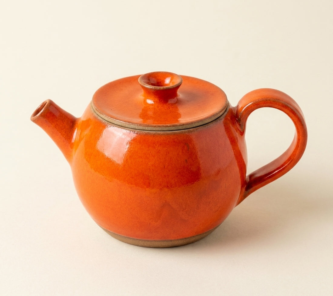 Bule Esfera em cerâmica artesanal — argila Cappuccino, esmalte Laranja Intenso
