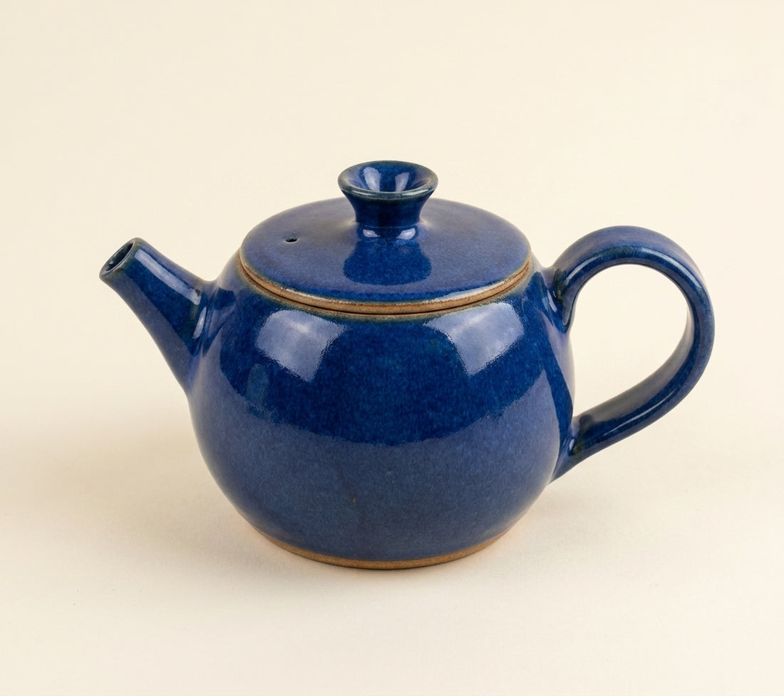 Bule Esfera em cerâmica artesanal — argila Cappuccino, esmalte Lazuli