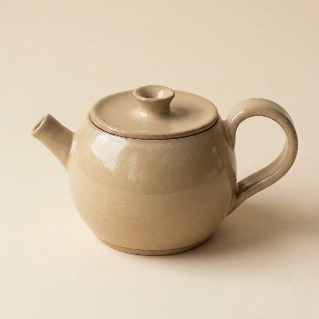 Bule Esfera em cerâmica artesanal — argila Cappuccino, esmalte Nude
