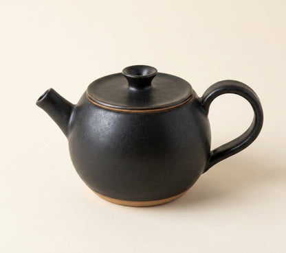 Bule Esfera em cerâmica artesanal — argila Cappuccino, esmalte Preto Acetinado