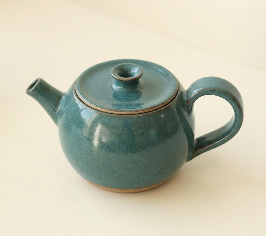 Bule Esfera em cerâmica artesanal — argila Cappuccino, esmalte Verde Exército