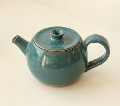 Bule Esfera em cerâmica artesanal — argila Cappuccino, esmalte Verde Exército