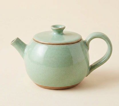 Bule Esfera em cerâmica artesanal — argila Cappuccino, esmalte Verde Menta