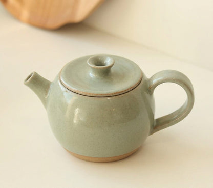 Bule Esfera em cerâmica artesanal — argila Cappuccino, esmalte Verde Pompeia