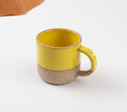 Caneca Alça Arco em cerâmica artesanal — argila Cappuccino, esmalte Amarelo Intenso