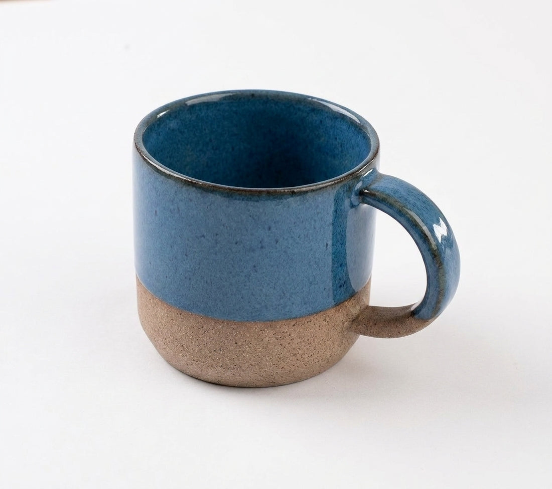 Caneca Alça Arco em cerâmica artesanal — argila Cappuccino, esmalte Azul Safira