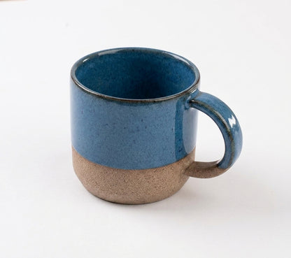 Caneca Alça Arco em cerâmica artesanal — argila Cappuccino, esmalte Azul Safira