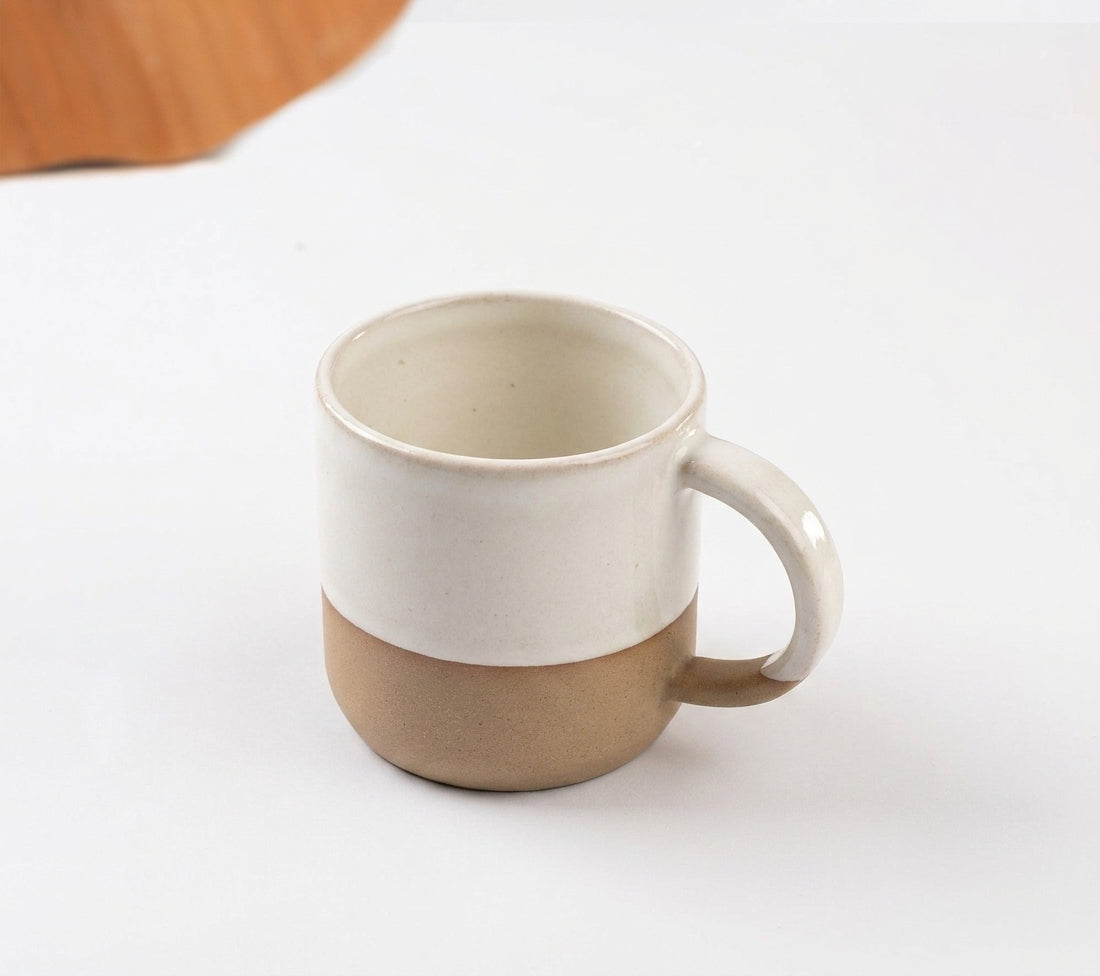 Caneca Alça Arco em cerâmica artesanal — argila Cappuccino, esmalte Branco AMME