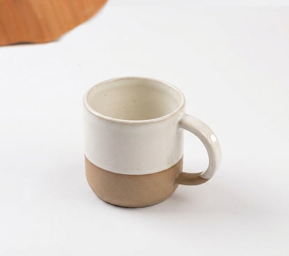 Caneca Alça Arco em cerâmica artesanal — argila Cappuccino, esmalte Branco AMME