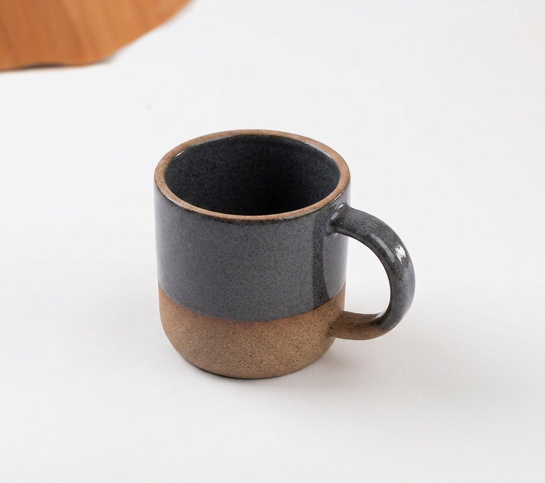 Caneca Alça Arco em cerâmica artesanal — argila Cappuccino, esmalte Grafite