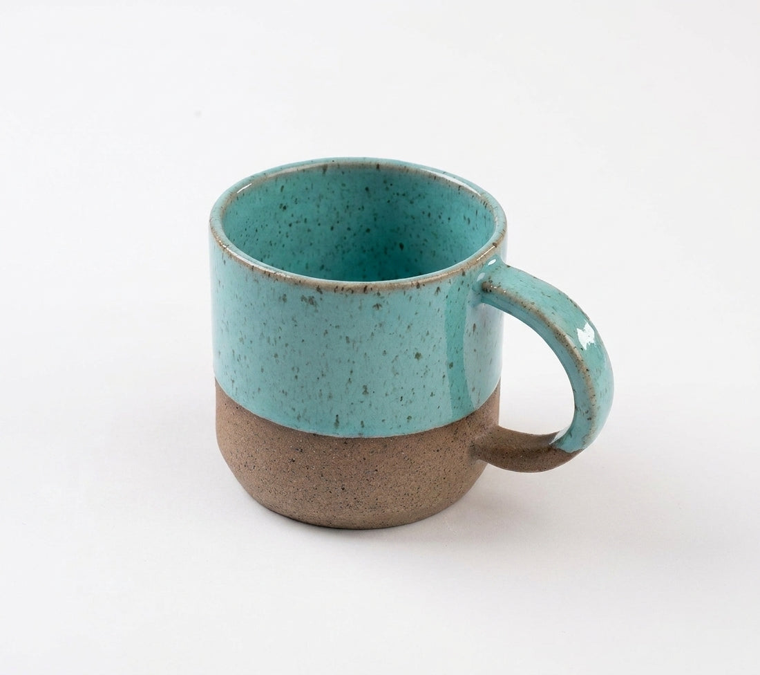 Caneca Alça Arco em cerâmica artesanal — argila Cappuccino, esmalte Jujuba