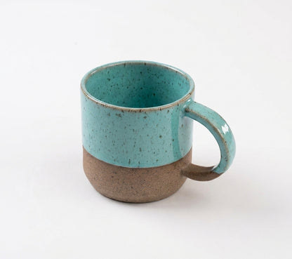 Caneca Alça Arco em cerâmica artesanal — argila Cappuccino, esmalte Jujuba