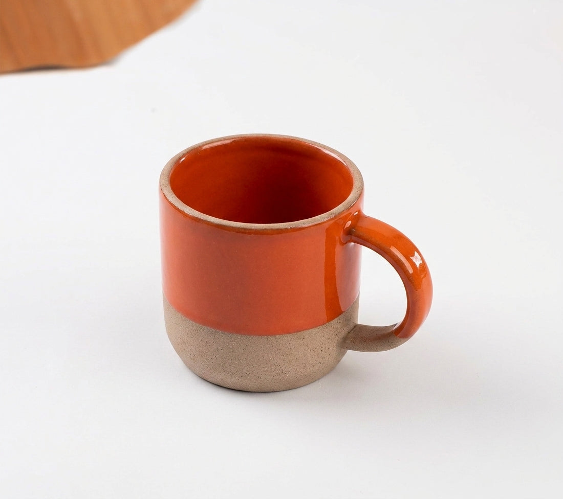 Caneca Alça Arco em cerâmica artesanal — argila Cappuccino, esmalte Laranja Intenso