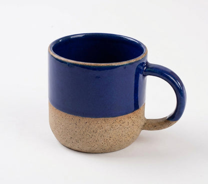 Caneca Alça Arco em cerâmica artesanal — argila Cappuccino, esmalte Lazuli