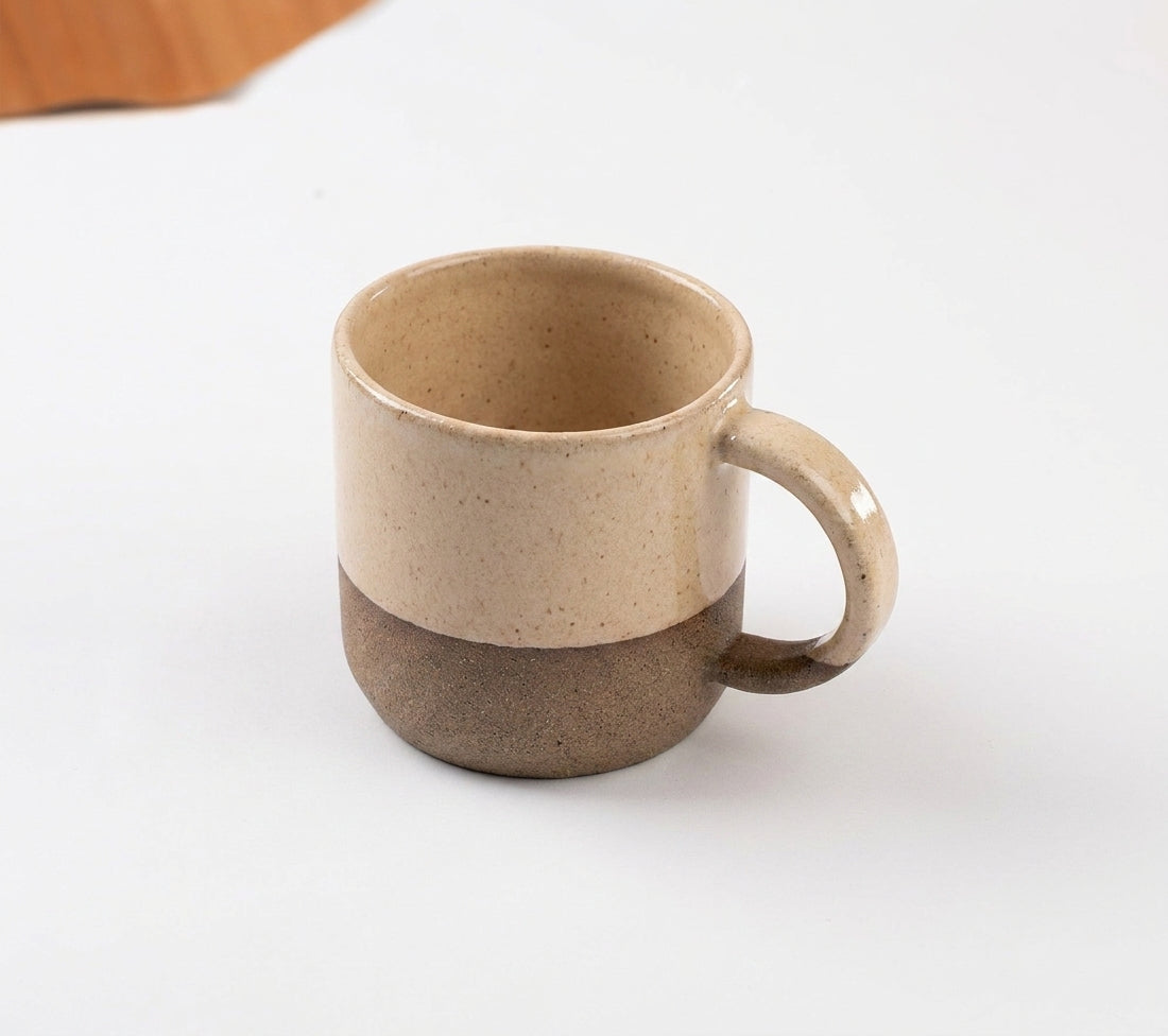 Caneca Alça Arco em cerâmica artesanal — argila Cappuccino, esmalte Nude