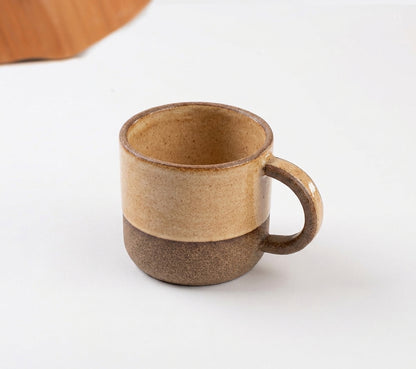 Caneca Alça Arco em cerâmica artesanal — argila Cappuccino, esmalte Pedra Sabão