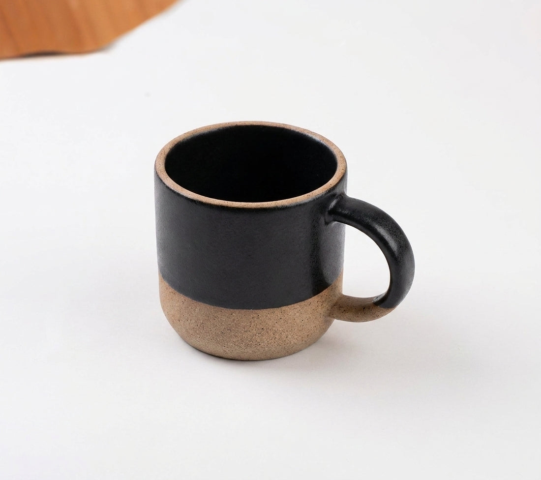 Caneca Alça Arco em cerâmica artesanal — argila Cappuccino, esmalte Preto Acetinado