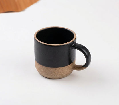 Caneca Alça Arco em cerâmica artesanal — argila Cappuccino, esmalte Preto Acetinado