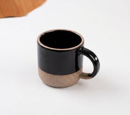 Caneca Alça Arco em cerâmica artesanal — argila Cappuccino, esmalte Preto Ébano