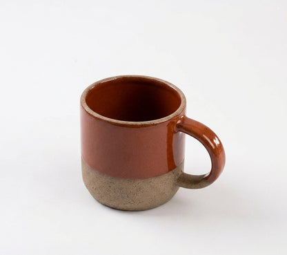Caneca Alça Arco em cerâmica artesanal — argila Cappuccino, esmalte Sol de Terracota