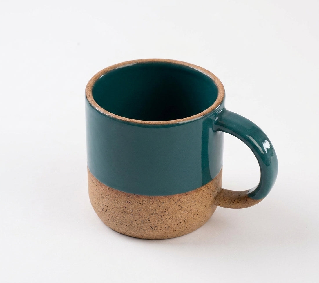 Caneca Alça Arco em cerâmica artesanal — argila Cappuccino, esmalte Verde Exército