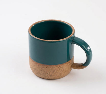 Caneca Alça Arco em cerâmica artesanal — argila Cappuccino, esmalte Verde Exército