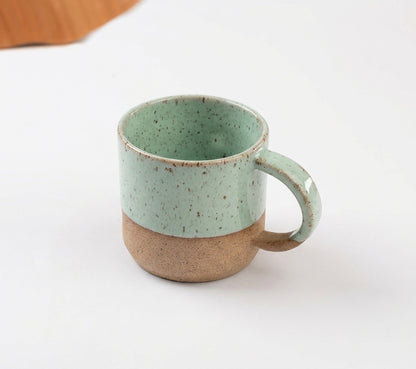 Caneca Alça Arco em cerâmica artesanal — argila Cappuccino, esmalte Verde Menta