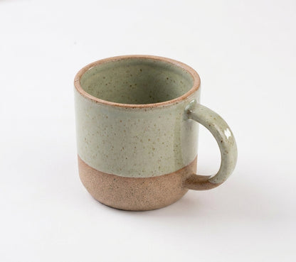 Caneca Alça Arco em cerâmica artesanal — argila Cappuccino, esmalte Verde Pompeia