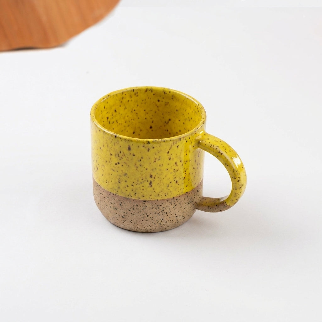 Caneca Alça Arco em cerâmica artesanal — argila Flocos, esmalte Amarelo Intenso
