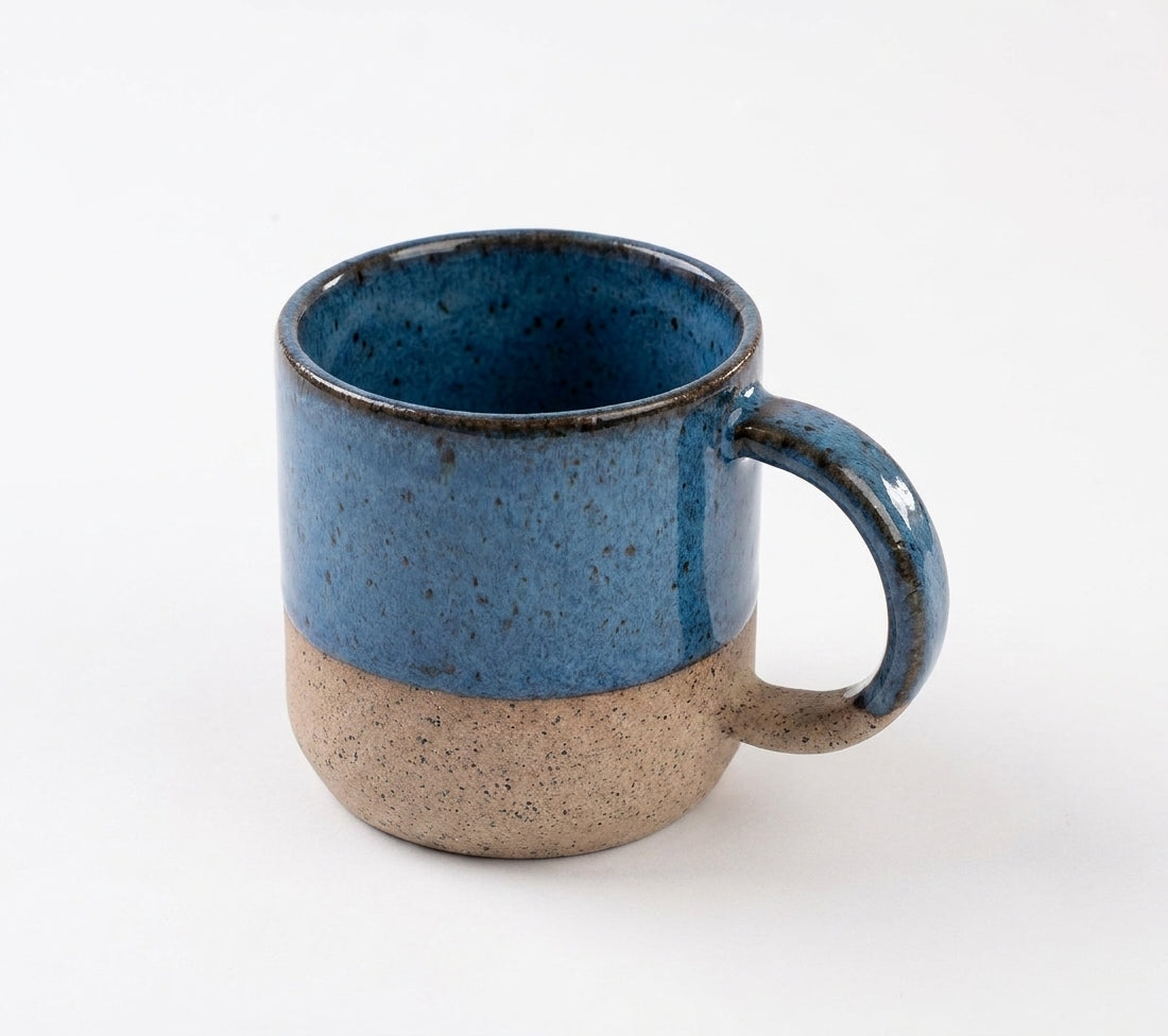 Caneca Alça Arco em cerâmica artesanal — argila Flocos, esmalte Azul Safira