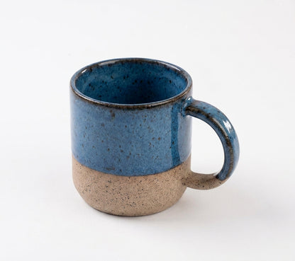 Caneca Alça Arco em cerâmica artesanal — argila Flocos, esmalte Azul Safira