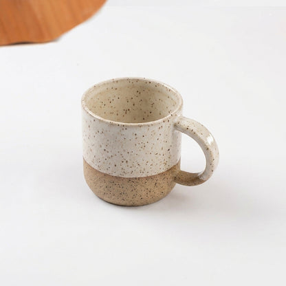 Caneca Alça Arco em cerâmica artesanal — argila Flocos, esmalte Branco AMME