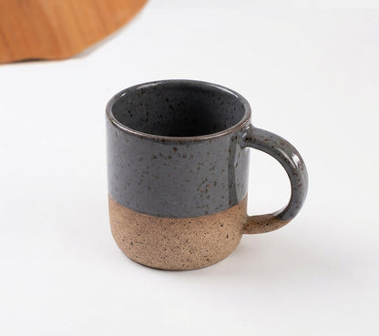 Caneca Alça Arco em cerâmica artesanal — argila Flocos, esmalte Grafite