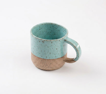 Caneca Alça Arco em cerâmica artesanal — argila Flocos, esmalte Jujuba
