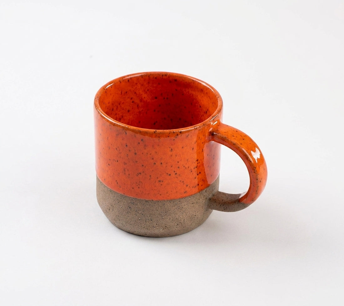 Caneca Alça Arco em cerâmica artesanal — argila Flocos, esmalte Laranja Intenso