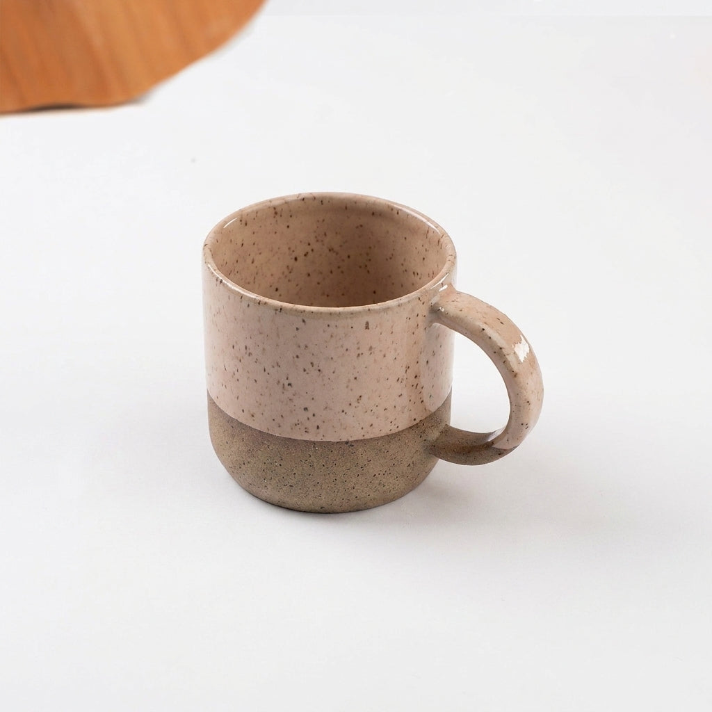 Caneca Alça Arco em cerâmica artesanal — argila Flocos, esmalte Nude